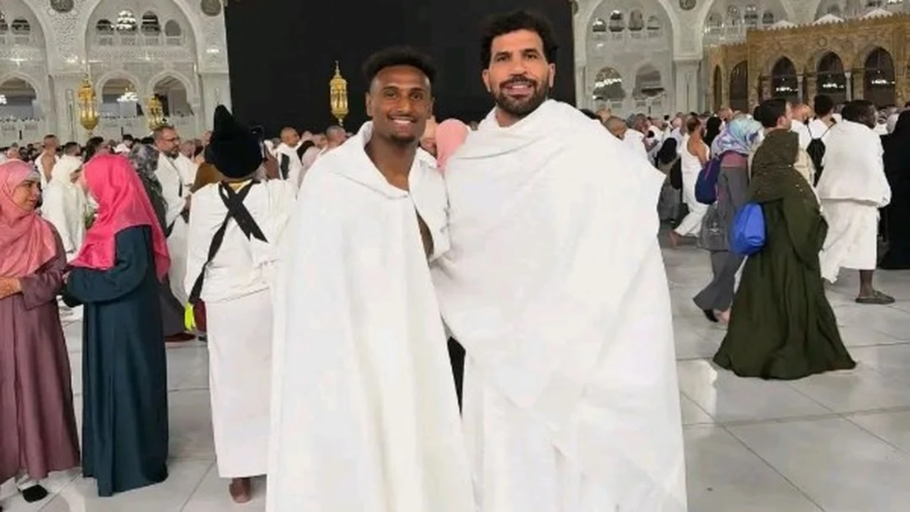 المهدي سليمان وهيثم حسن يؤديان مناسك العمرة قبل لقاء إسبانيا